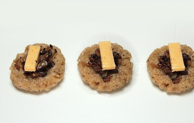 1. Этап. Котлеты с грибами и сыром: 9. Далее формируем из фарша лепешки, на каждую лепешку выкладываем по одной чайной ложке грибной начинки и ломтику сыра.