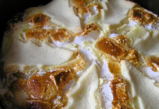 1. Этап. Праздничная кростата с зефиром: Готовый пирог остудите в форме.