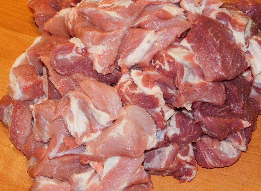 1. Этап. Шашлык из СССР: Мясо нарежьте на порционные кусочки.