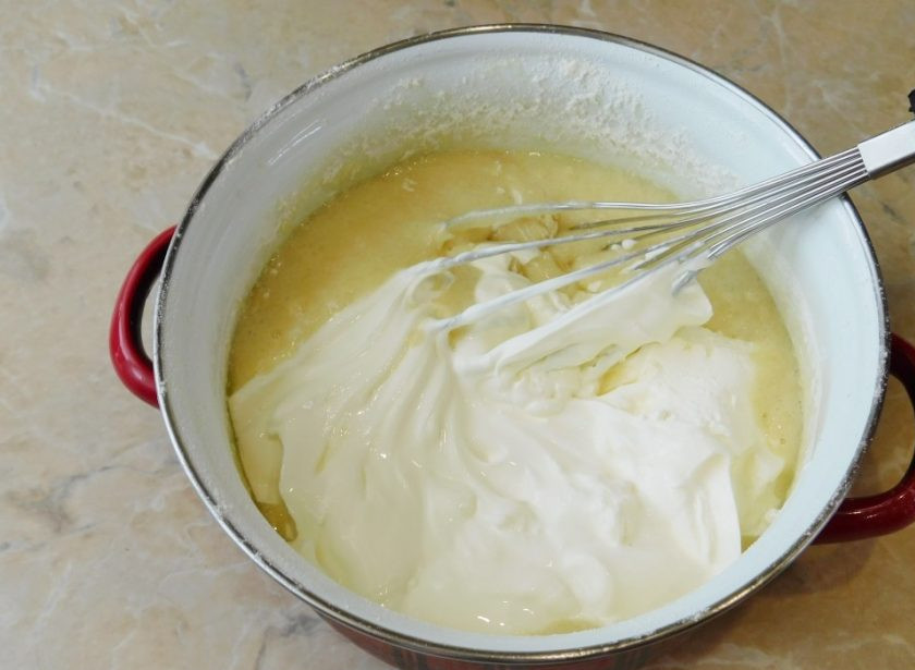 1. Этап. Торт для свекрови: Добавьте к ним муку, сметану и перемешайте.