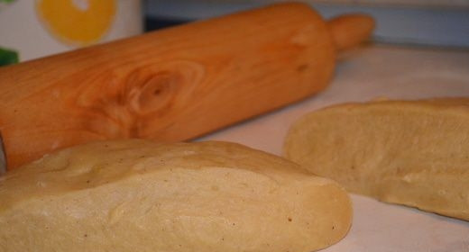 1. Этап. Тульские пряники: Замесите тесто, постепенно добавляя к нему муку. Оно должно быть плотным и не липнущим к рукам. Затем разделите тесто на две равные части.