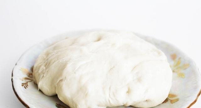 1. Этап. Тайские блины с бананом: Муку смешайте с яйцами. Осторожно влейте молоко. Замешайте тесто. Оставьте его на 20 минут 