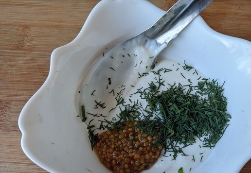 1. Этап. Салат из тунца с йогуртовой заправкой: Готовим заправку. Смешиваем йогурт, горчицу и рубленный укроп.