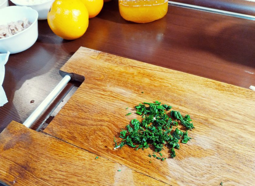 1. Этап. Салат с куриным филе Рандеву: Веточку укропа помойте, обсушите и мелко нашинкуйте.