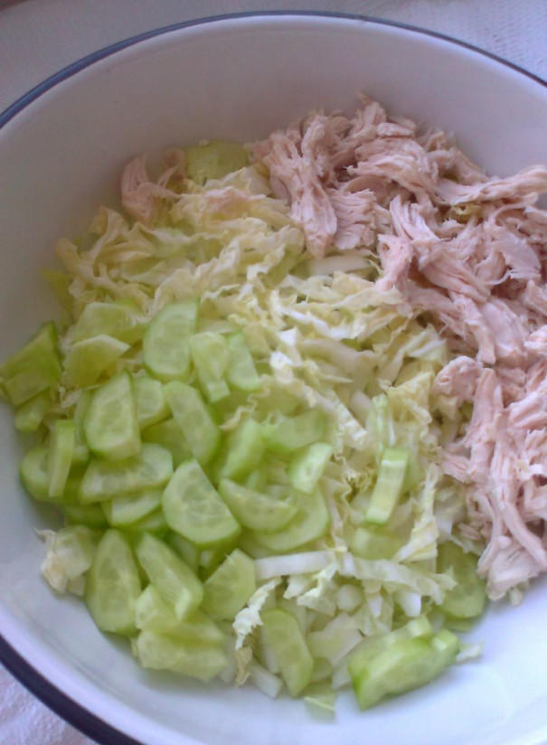 1. Этап. Салат для любимых: Пекинскую капусту нашинковать соломкой. Огурец очистить и порезать. Добавить в салат отварное куриное филе, порезанное соломкой или разобранное на волокна.