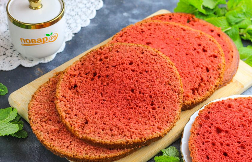 1. Этап. Торт Красный бархат с творожным кремом: Затем извлеките бисквит, срежьте верхушку и нарежьте на коржи, чем тоньше они будут, тем красивее получится срез торта. Если у вас нет специальной лески, то используйте длинный острый нож.