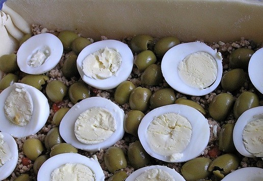 1. Этап. Аргентинский пирог с фаршем: Сверху разложите нарезанные на кружочки оливки и яйца.