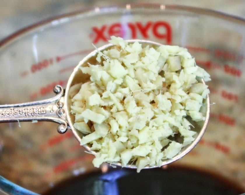 1. Этап. Шашлык гармошкой: 2. На крупной терке натрите кусочек имбиря (или нарежьте очень мелко ножом), отправьте его в маринад.