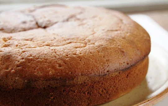 1. Этап. Греческий новогодний торт: Перекладываем получившееся тесто в форму для запекания. Запекаем в духовке 30 минут при температуре в 200 градусов. Проверяем готовность спичкой - если сухая, то пирог готов.