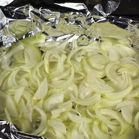 1. Этап. Красная рыба, запеченная в фольге: Форму для запекания застилаем фольгой, на дно выкладываем кольцами нарезанный лук.