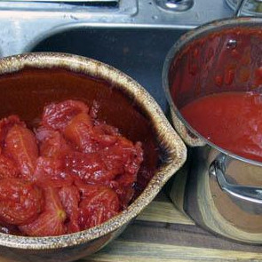 1. Этап. Сырный Тортеллини с мясным соусом: Удалите семена из томатов для того, чтобы соус не получился горьким.