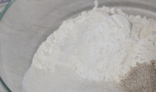 1. Этап. Маффины с сыром и ягодами: В глубокой миске смешать сухие ингредиенты: муку, разрыхлитель, соль, обычный и ванильный сахар.