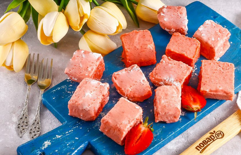 1. Этап. Маршмеллоу из клубники: Выложите лакомство на тарелку или досочку, подайте к столу охлажденным.