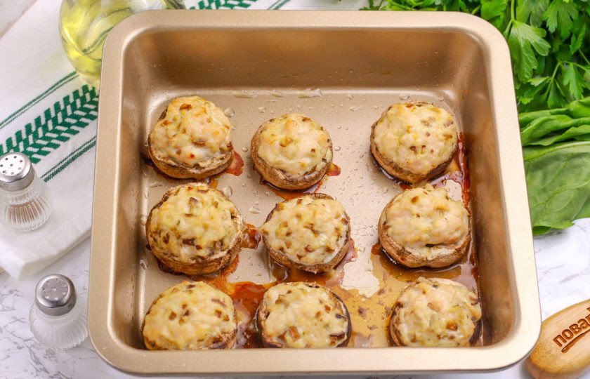 1. Этап. Шампиньоны с куриным фаршем: Разогрейте духовку до 180 градусов и запеките в ней грибы примерно 25-30 минут до румяности. Они существенно уменьшатся в размерах, но мясной сок пропитает их изнутри.