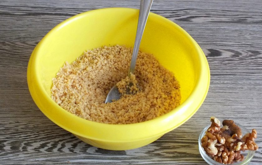 1. Этап. Конфеты с вафельной крошкой: Грецкие орехи измельчите в блендере в крошку и добавьте к измельченным вафлям.