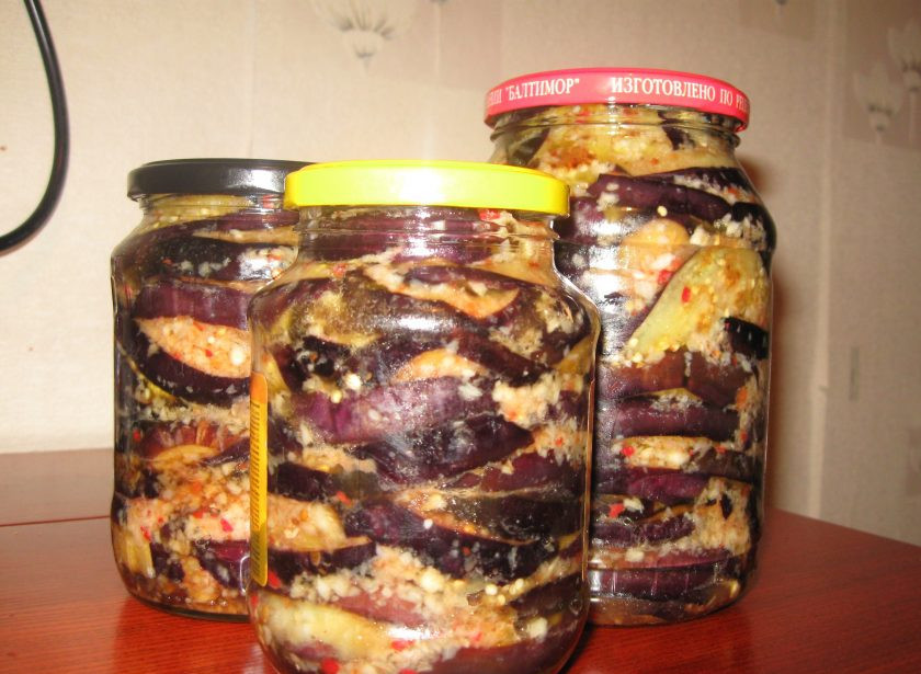 1. Этап. Баклажаны острые на зиму без стерилизации: Баклажаны обмакните в маринаде и утрамбуйте в банки. Закройте их крышками. Храните закуску в холодильнике. Приятной дегустации!