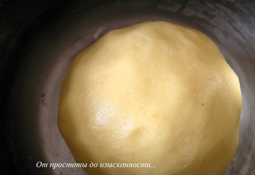 1. Этап. Торт Белый танец: Всыпьте муку и замесите тесто. Скатайте в шар, заверните в пищевую пленку, уберите в холодильник на 30-60 минут.