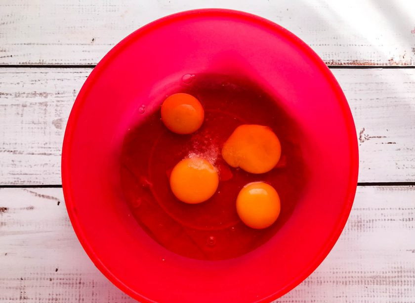 1. Этап. Сметанный бисквит в мультиварке: Яйца вбейте в глубокую миску, добавьте щепотку соли и хорошо взбейте.