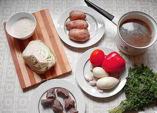 1. Этап. Сытный суп из телячьего сердца: 2. Бульону даем отстояться, через марлю его процеживаем. Теперь следует подготовить овощи. Почистим лук и картофель, под проточной водой промоем рис.