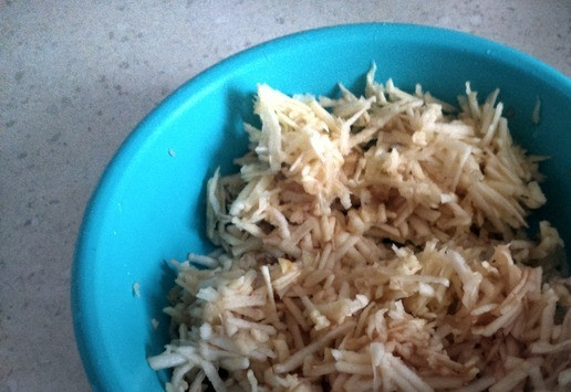 1. Этап. Оладьи из яблок: Трем на крупной терке.