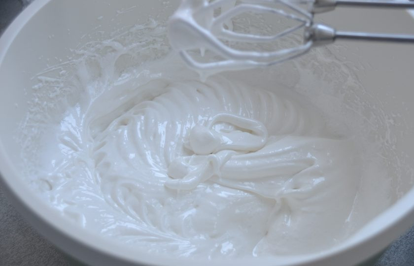 1. Этап. Меренговый рулет с маскарпоне: Взбивайте белки с сахаром до стойких пиков.