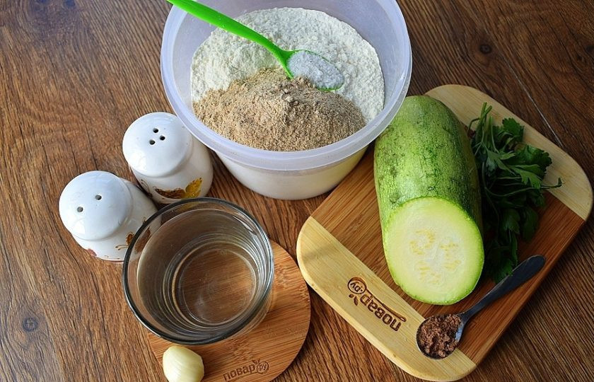 1. Этап. Вегетарианские пельмени с кабачками: Подготовьте необходимые продукты. Кабачок вымойте, при необходимости очистите. Чеснок очистите. Муку просейте.