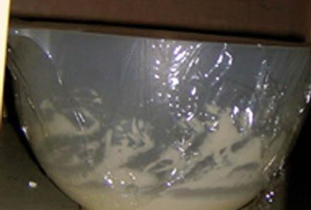 1. Этап. Сэндвич со свининой: Накрываем пленкой, и пусть побудет в сушильном шкафу 40-70 минут.