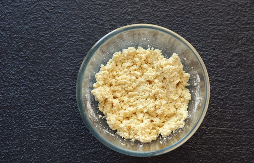 1. Этап. Сладкий бургер: Разомните вилкой тофу. Добавьте лимонный сок, сахар и муку. Хорошо перемешайте.