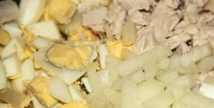 1. Этап. Салат Оливье с икрой: Лук измельчаем.