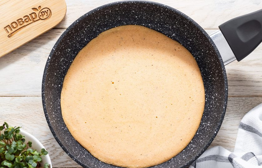 1. Этап. Лепешки из красной чечевицы: Хорошо разогрейте сковороду с небольшим количеством растительного масла. Влейте туда порционно получившееся чечевичное тесто и жарьте лепешку на умеренном огне до румяного цвета. Сковороду можно прикрыть крышкой.