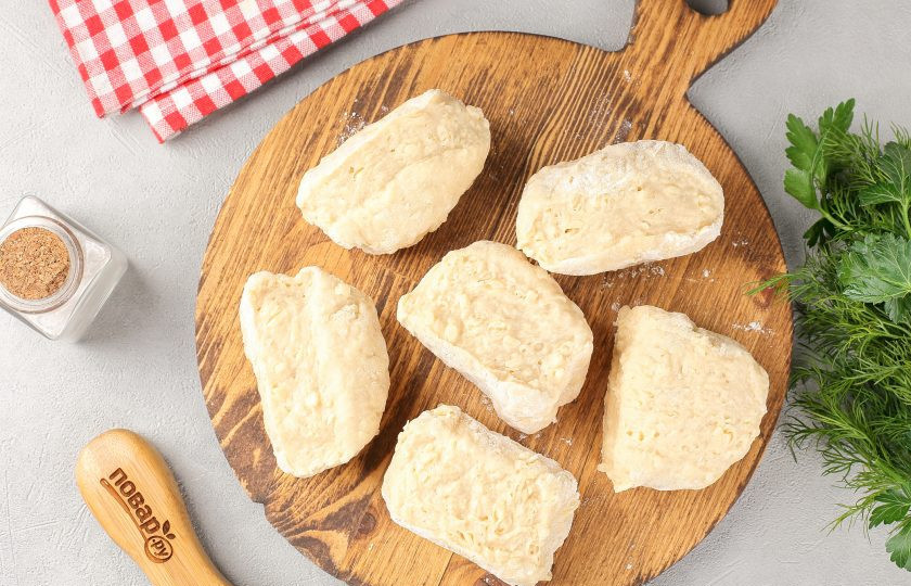 1. Этап. Лепёшки сырные на ряженке: Разделите тесто на равные части, количество зависит от желаемого размера готовых лепёшек.