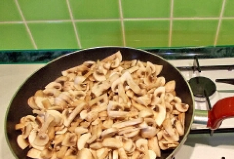 1. Этап. Суп грибной с мясом: Шампиньоны нарезаем тонким ломтиками и обжариваем до готовности на сковороде.