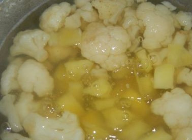 1. Этап. Суп-пюре постный: Минут через 20 добавим чайную ложку соли и варим дальше.