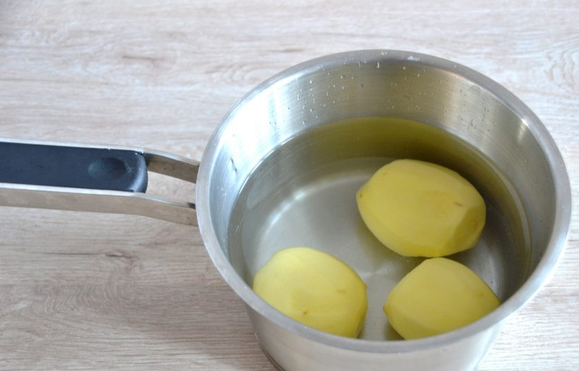 1. Этап. Картофельные профитроли: Очистите и отварите картофель без соли до готовности.