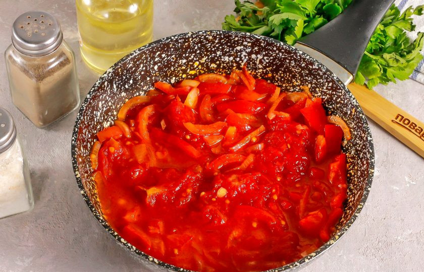 1. Этап. ПП шакшука: Очистите консервированные томаты от кожуры и помните мякоть. Выложите в сковороду и потушите примерно 1-2 минуты.