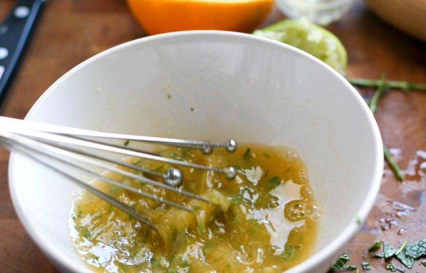 1. Этап. Салат из дыни и арбуза: Добавим в миску и все хорошенько смешаем при помощи венчика.