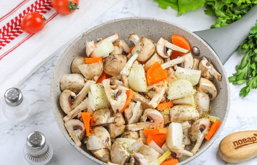 1. Этап. Язычки ягнят: Очистите морковь и лук, промойте вместе с грибами. Нарежьте крупными кусочками и обжарьте все нарезки 4-5 минут на сковороде в растительном масле.