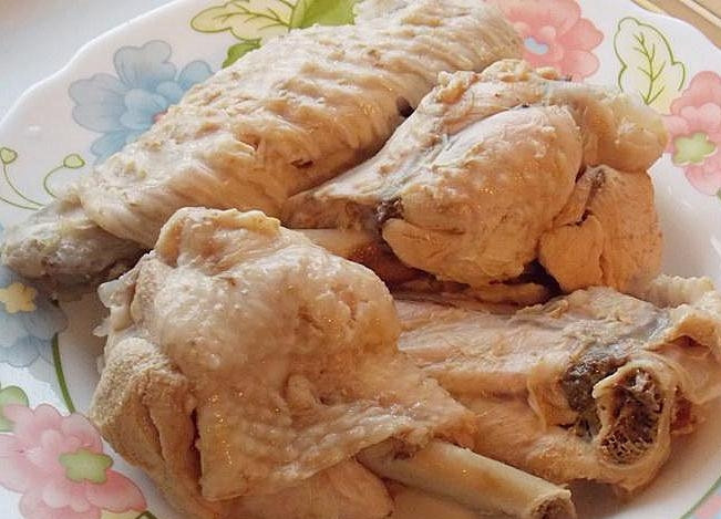 1. Этап. Суп рисовый с картофелем: Индейка готова? Выньте ее из кастрюли с помощью шумовки и отделите мясо от костей.