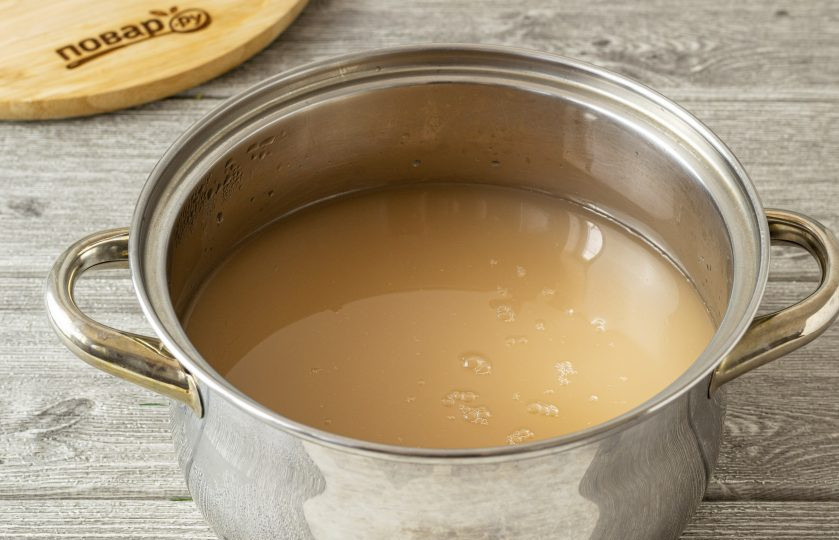 1. Этап. Яблочный квас: Влейте яблочный сок. Перемешайте.