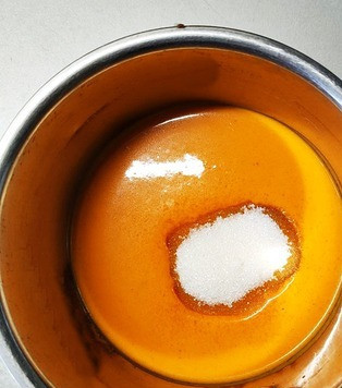 1. Этап. Карамельный чизкейк с облепихой: Для соуса нужно протереть ягоды облепихи, приготовить пюре. У меня уже готовое пюре. Добавить сахар и прокипятить пару минут.