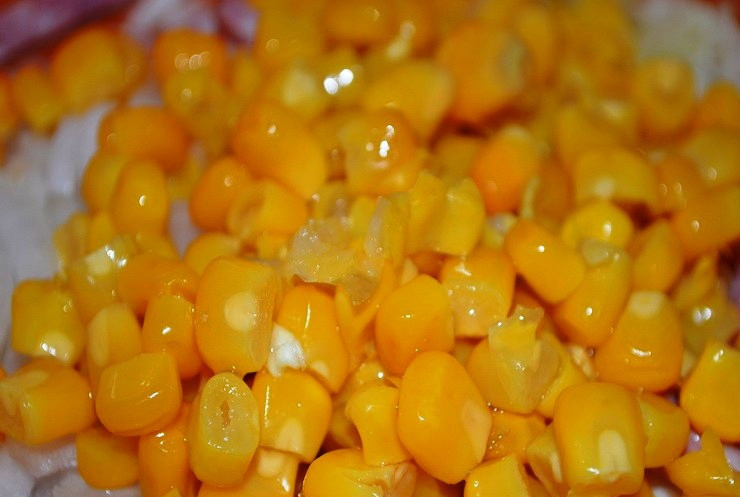 1. Этап. Простой салат с кириешками: Смешайте все порезанные компоненты, добавьте кукурузу, соль, перец и майонез. Перемешайте, посыпьте сверху сухариками и подавайте на стол.