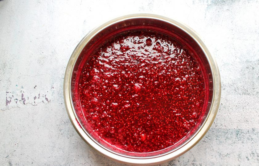 1. Этап. Малиновое варенье на фруктозе: Поставьте ягоды на средний огонь и доведите до кипения. Снимите ягоды с огня и оставьте на 6 часов. Добавьте в варенье лимонную кислоту, перемешайте и поставьте на средний огонь. Доведите варенье до кипения и варите, снимая пену, в течение 30 минут. После этого разложите горячее варенье по сухим стерилизованным банкам, дайте варенью полностью остыть и закройте. После этого уберите малиновое варенье в холодное место на хранение.