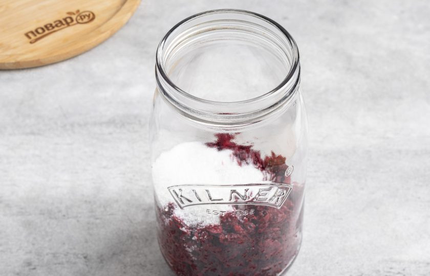 1. Этап. Свекольный квас для борща: Переложите измельченную свеклу в чистую банку. Добавьте сахар.