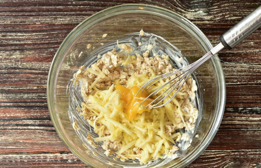 1. Этап. Овсяное печенье без муки и яиц: Добавьте мед и хорошо все перемешайте.