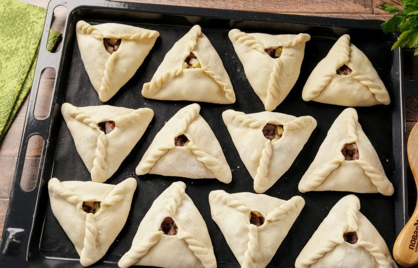 1. Этап. Эчпочмак без дрожжей: Переложите заготовки на противень. Противень можно смазать маслом или присыпать мукой, у меня специальный коврик.