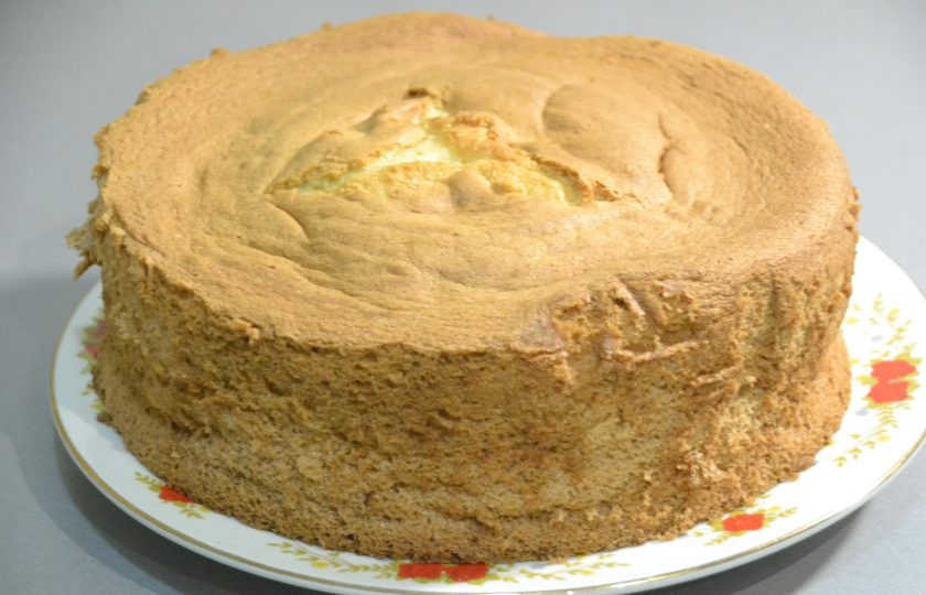 1. Этап. Мокрый бисквит: Бисквит легко достается из формы, он пышный и очень-очень нежный. На этом можно было бы уже и остановиться, но я решила приготовить из этого бисквита вкусный торт.