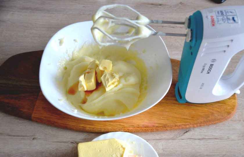 1. Этап. Крем Пломбир для эклеров: Добавьте в крем экстракт ванили, частями добавьте мягкое сливочное масло комнатной температуры. Чтобы крем хорошо смешался, заварная часть крема и сливочное масло должны быть одинаковой комнатной температуры.