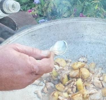 1. Этап. Курица в казане: Добавьте пол столовой ложки уксуса.