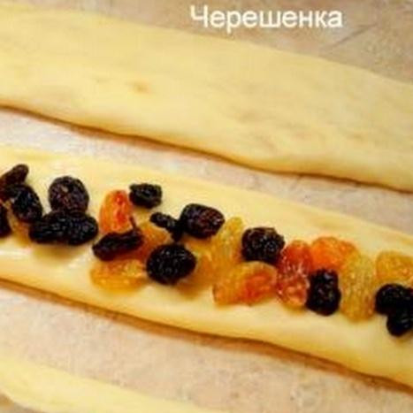 1. Этап. Пасхальная коса: На вторую - изюм, который предварительно достали из нашей заливки (ром или чай) и просушили бумажным полотенцем…