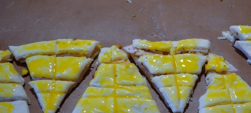 1. Этап. Слойки Ёлочки: Разрезая на уголки, сформовать ёлочки, смазать желтком.